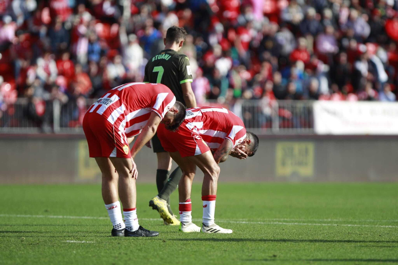 Los jugadores rojiblancos acabaron exhaustos por el esfuerzo y descontentos con el empate