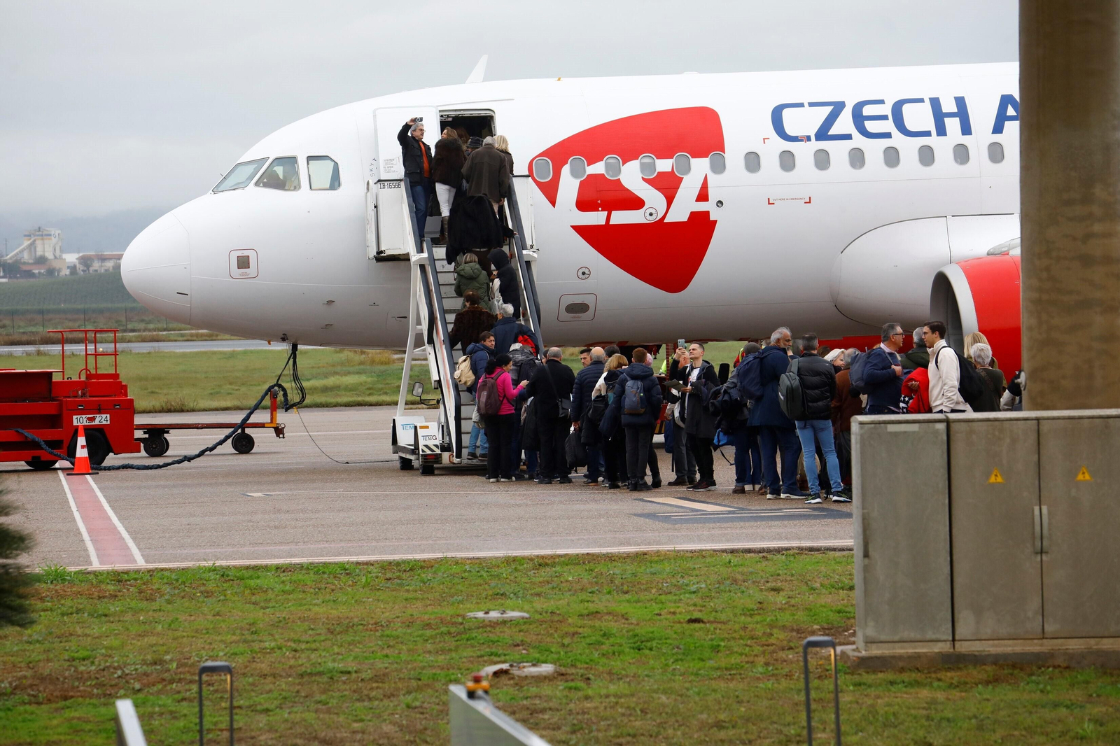 El despegue del el primer vuelo chárter a Europa en el aeropuerto de Córdoba, en imágenes