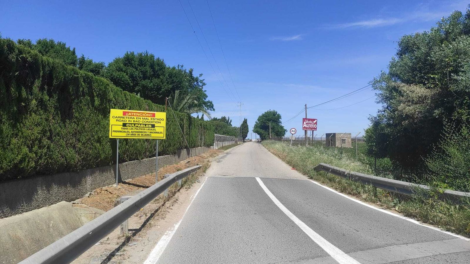 El acceso al Camino de la Reyerta, que une los municipios de Sanlúcar y Chipiona, desde la autovía A-480.