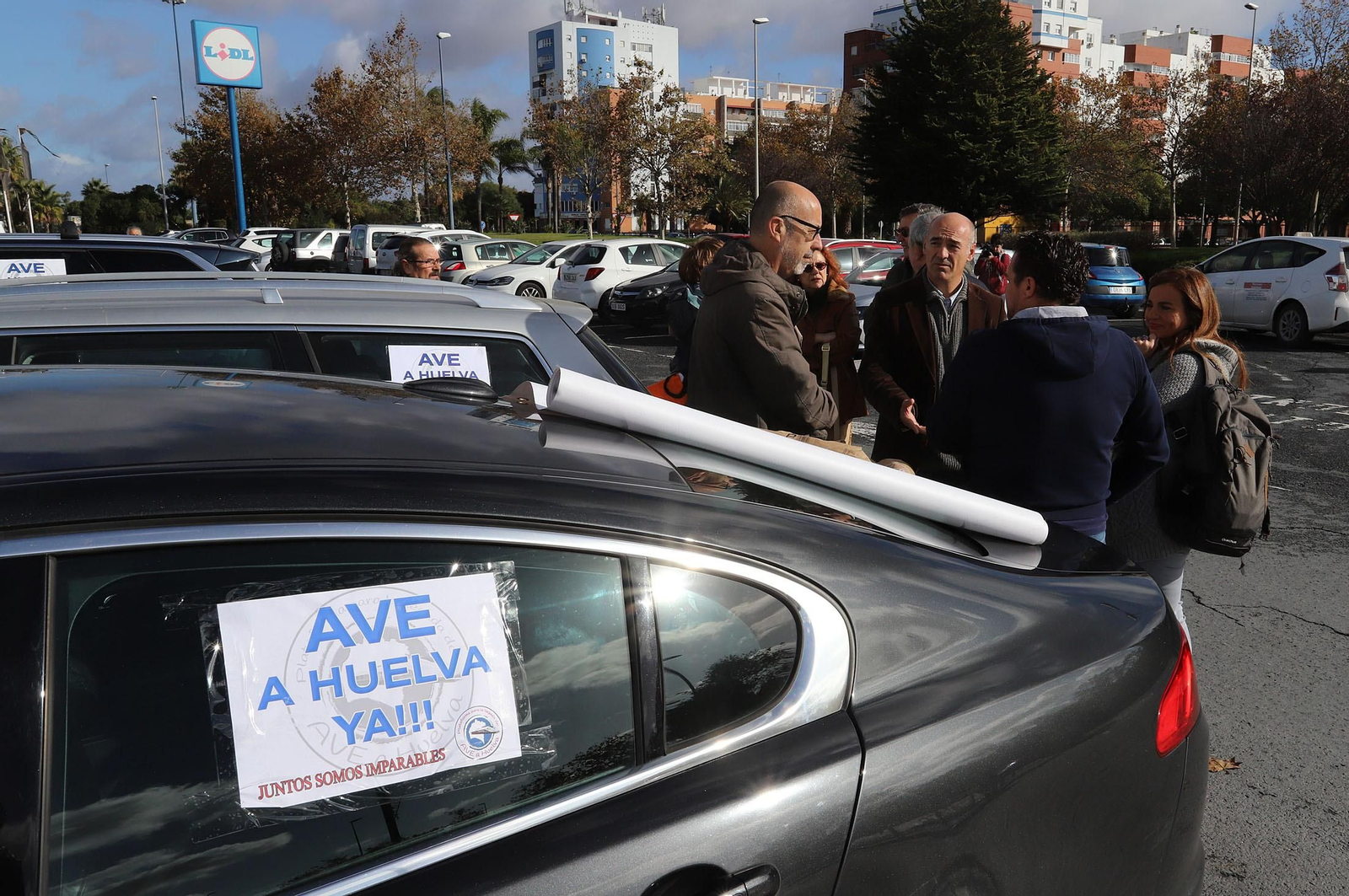Imágenes de la caravana para reclamar la llegada del AVE a Huelva