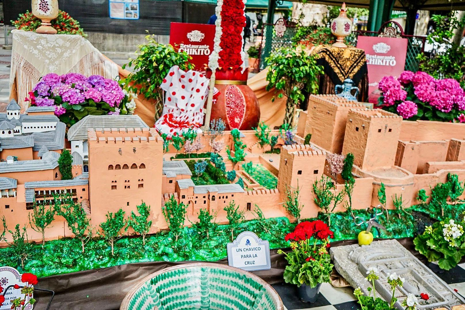 Granada ya vive las Cruces desde el día de antes: las mejores fotos