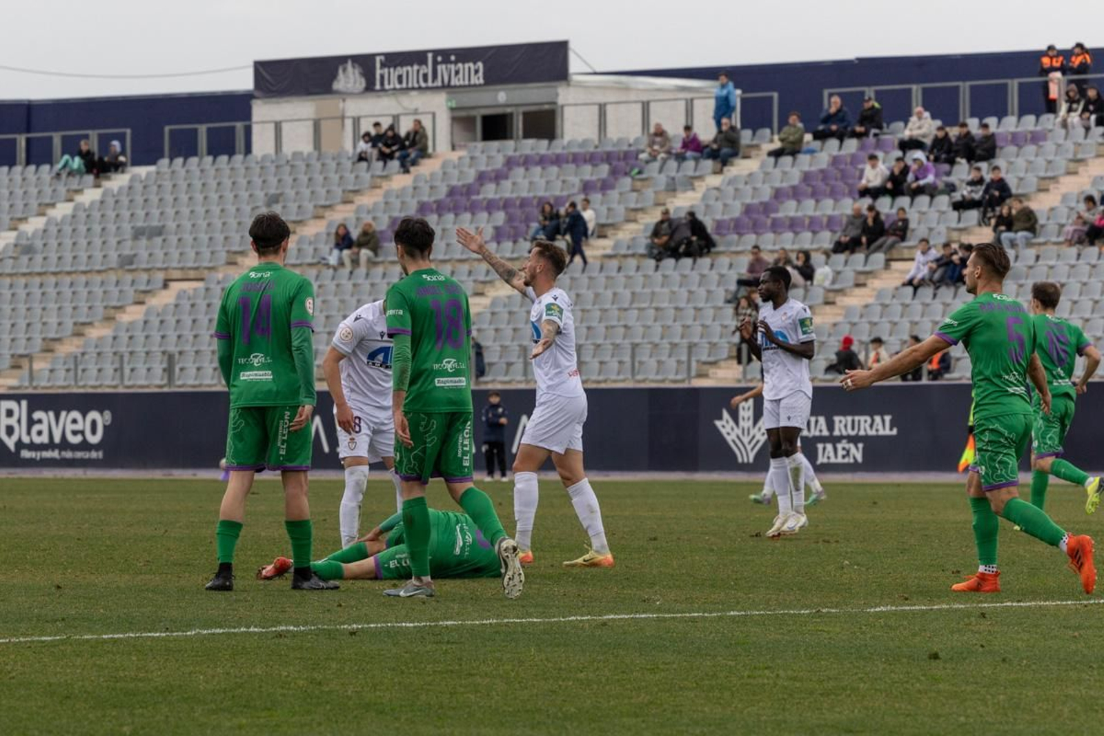 La emoción del triunfo in extremis del Real Jaén ante el Atlético Mancha Real, en imágenes