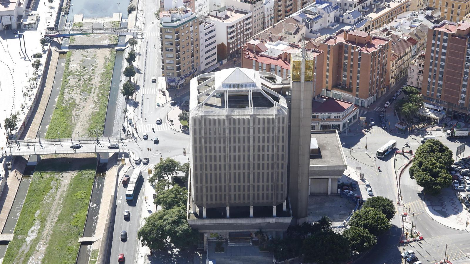Imagen aérea del edificio de Correos junto al cauce del río Guadalmedina.