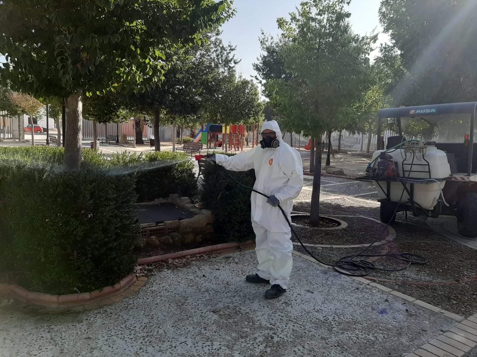 Operarios fumigan en las zonas verdes de Isla Mayor.