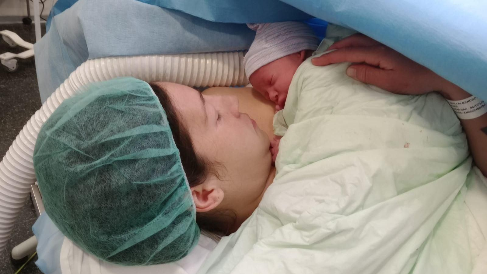 Una mujer sostiene a su hijo recién nacido en el Hospital de Motril Una mujer sostiene a su hijo recién nacido en el Hospital de Motril