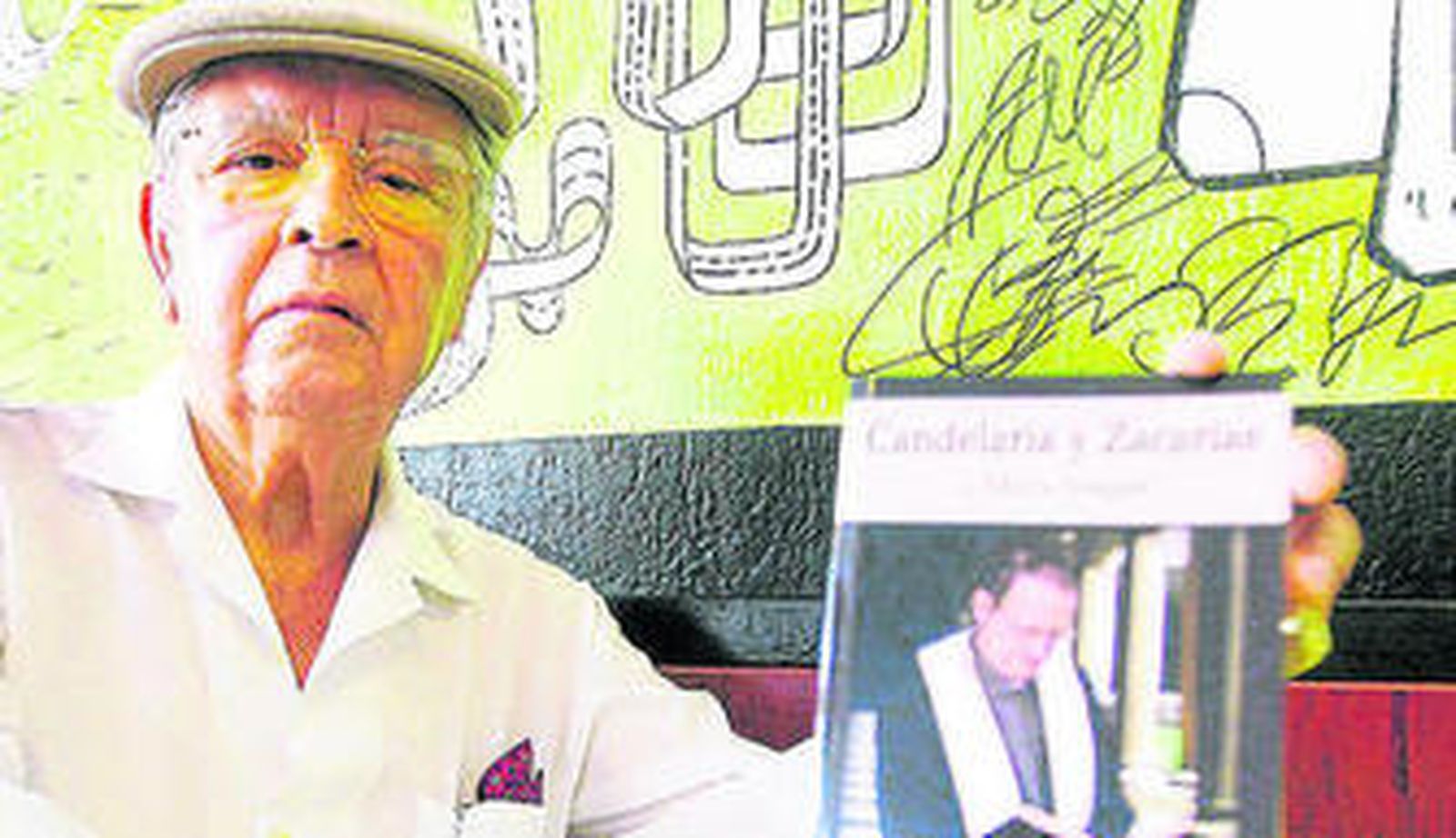 José Moya, en octubre de 2009 con su tercera novela.