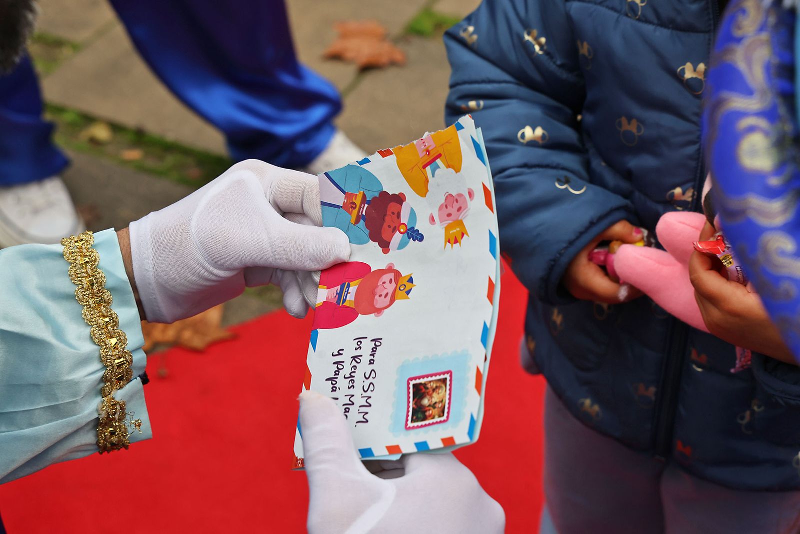 Los Pajes Reales recogen las cartas de los más pequeños en la Plaza Houston