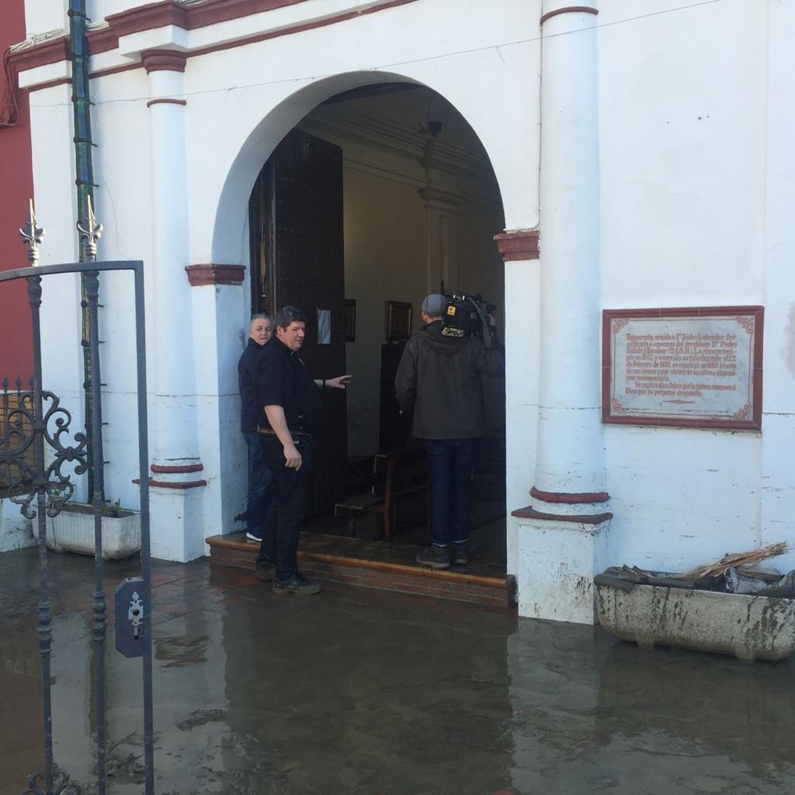 Imágenes de la inundación de El Trapiche, en Vélez-Málaga, por la rotura de una tubería del pantano de la Viñuela.