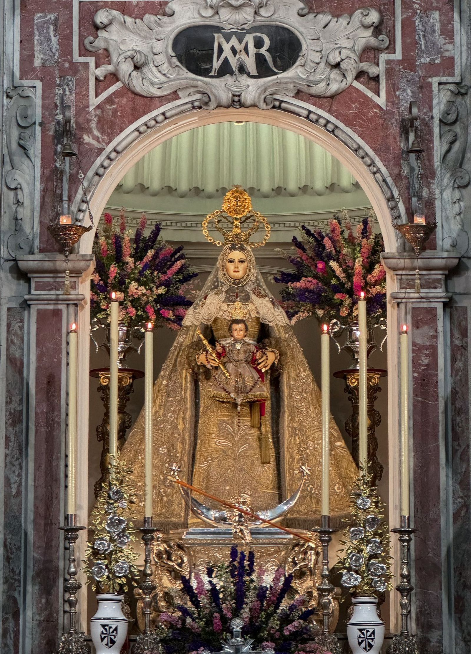 Altar de la Virgen del Rosario para el triduo del 77 aniversario de Su coronación canónica.