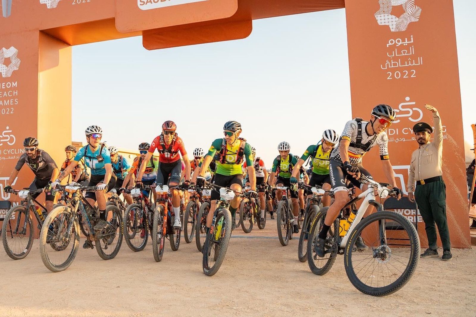 David Valero, de rojo, en la salida de la segunda etapa de la Titan Desert.