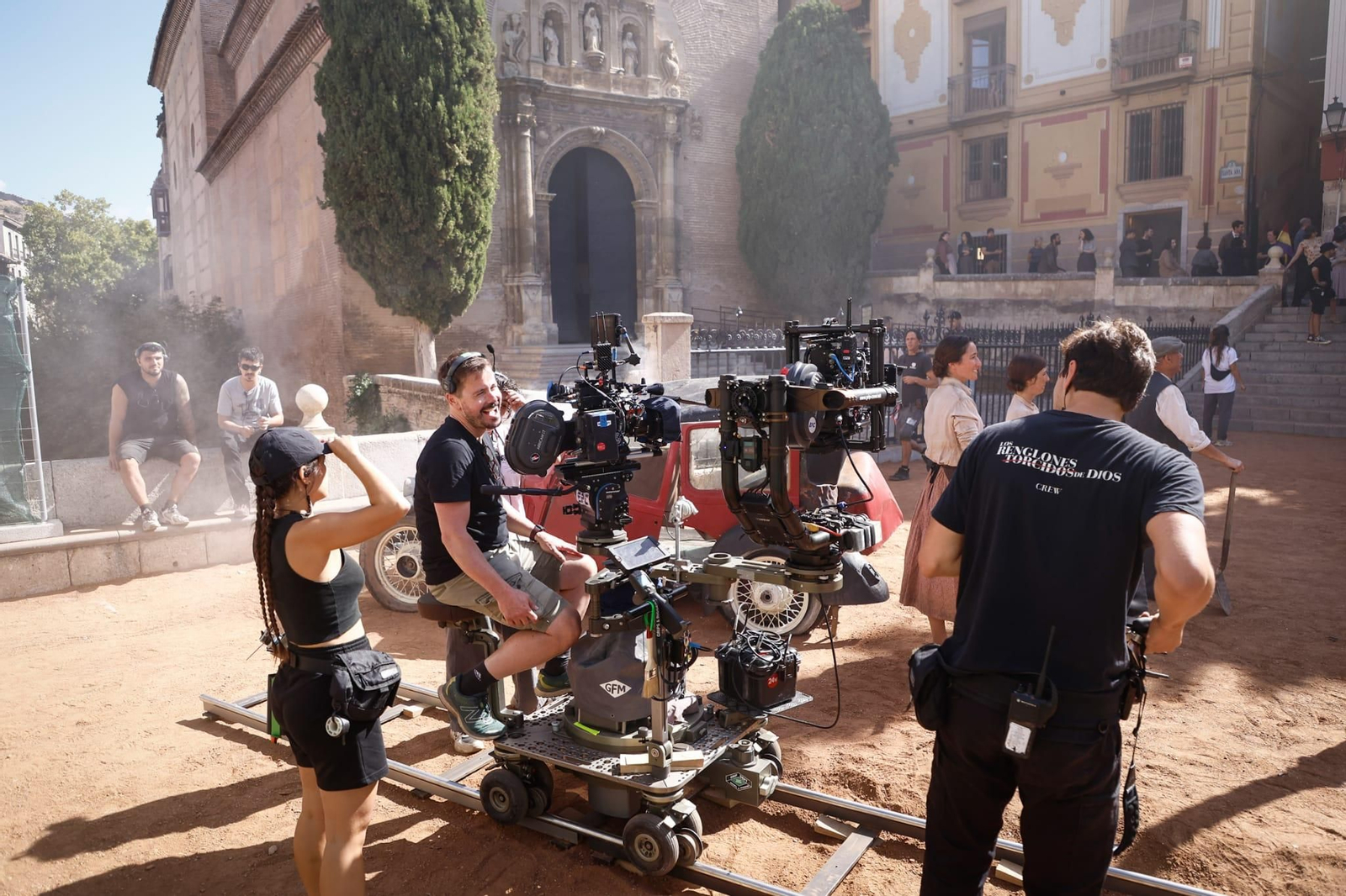 Fotos: así es el rodaje de la película de Los Javis en la plaza de Santa Ana de Granada