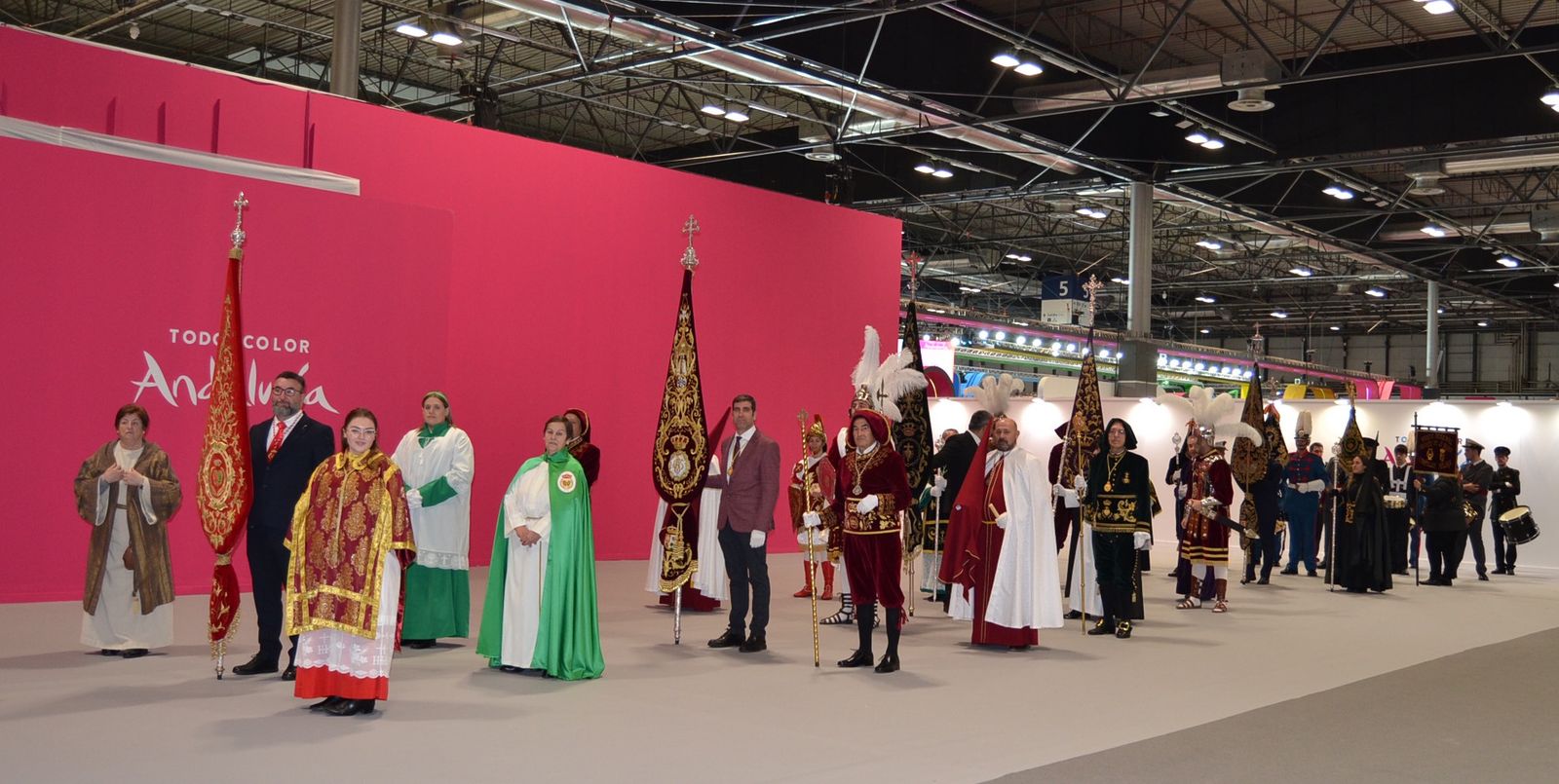 Desfile previo a la presentación de las hermandades y cofradías