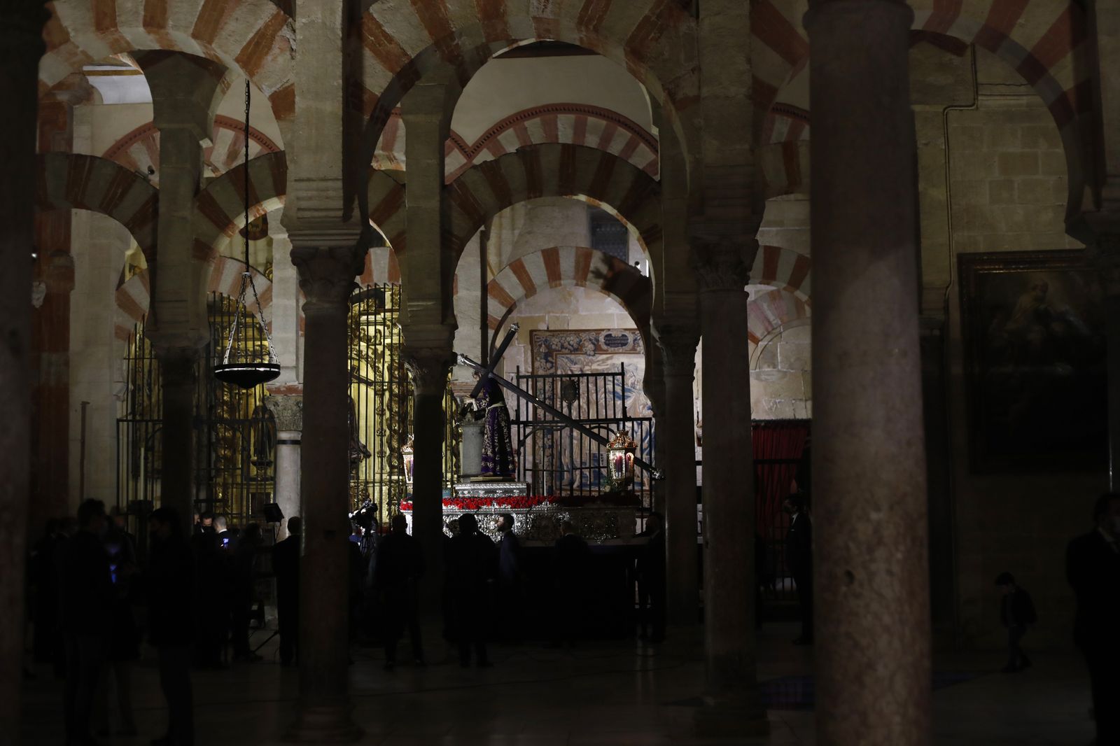 El vía crucis de las hermandades de Córdoba con el Señor del Calvario, en imágenes