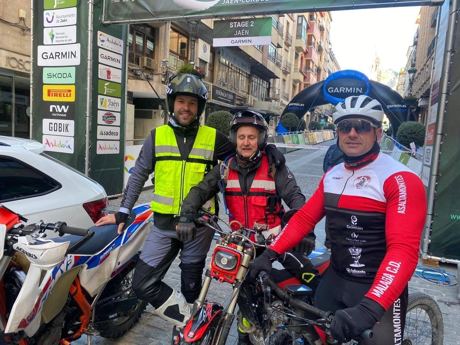 En imágenes: así ha salido a la Andalucía Bike Race desde la 'Carrera' de Jaén