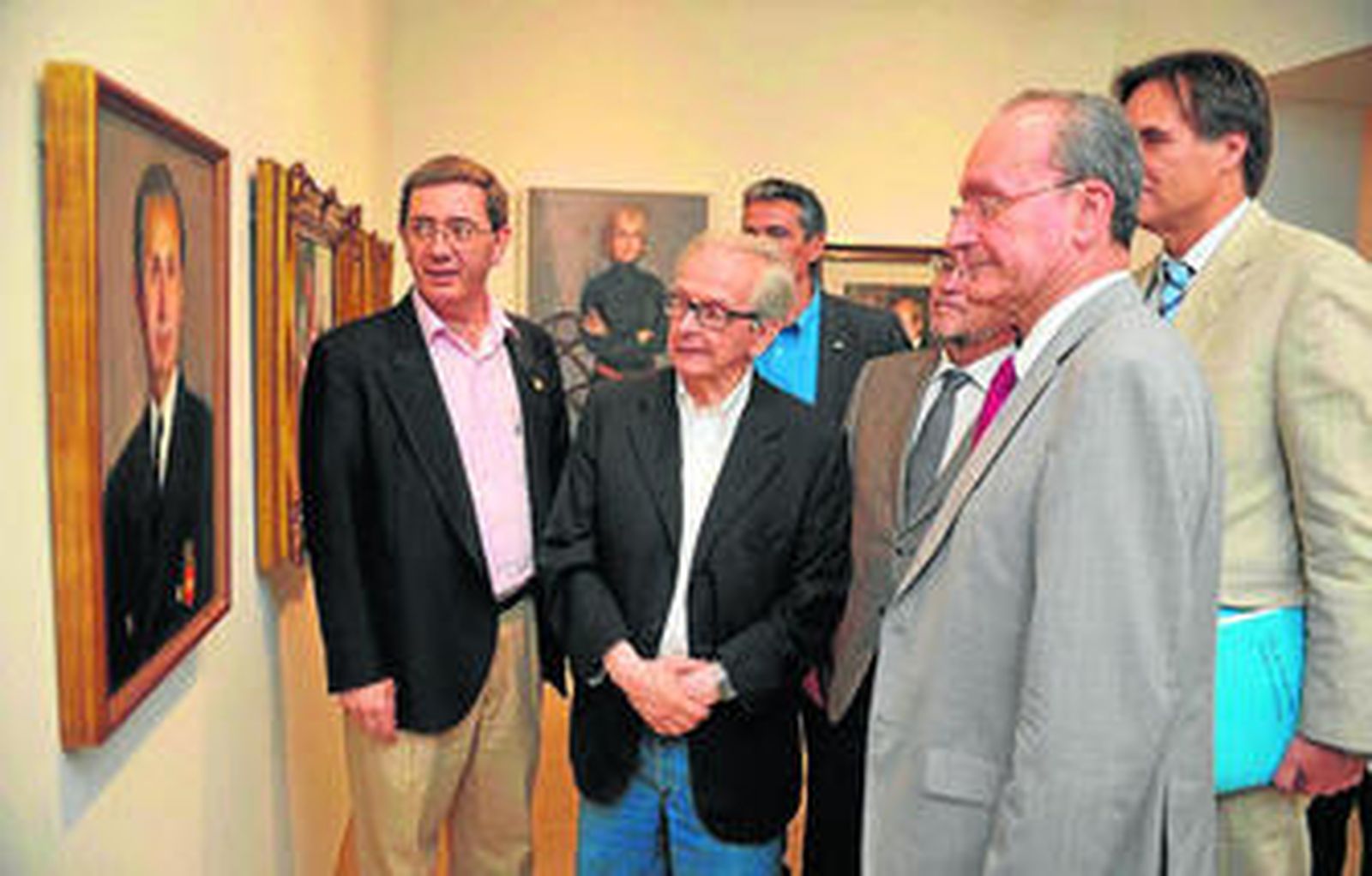 Félix Revello de Toro, junto al alcalde y otras autoridades, ayer, en su museo malagueño.