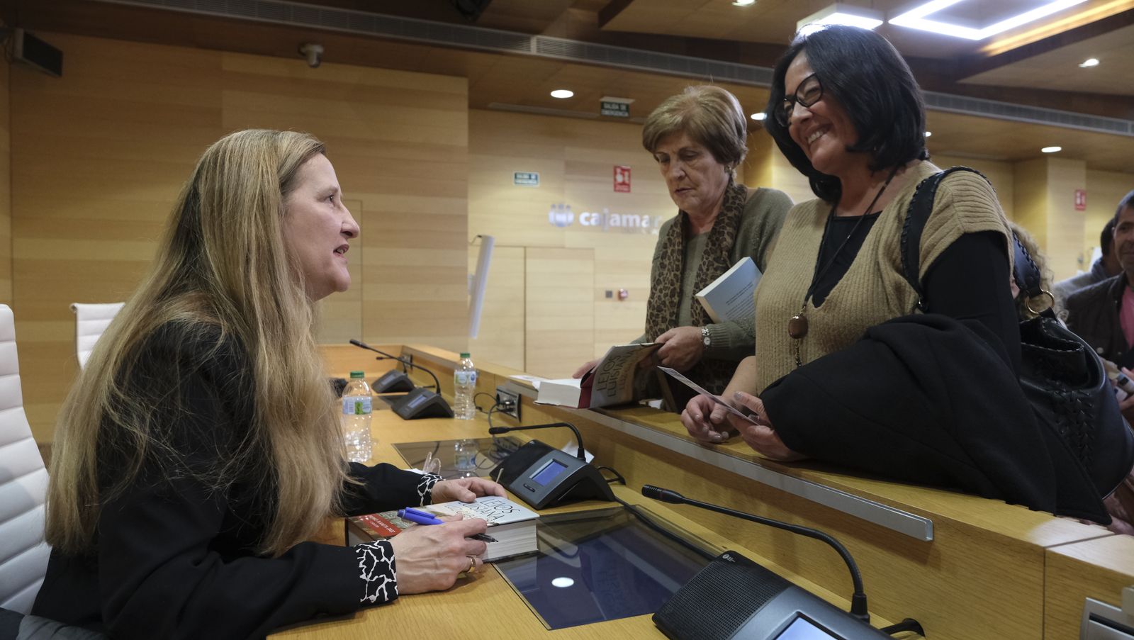Imágenes del Diario de los Libros con la escritora ganadora del Premio Planeta 2022, Luz Gabás