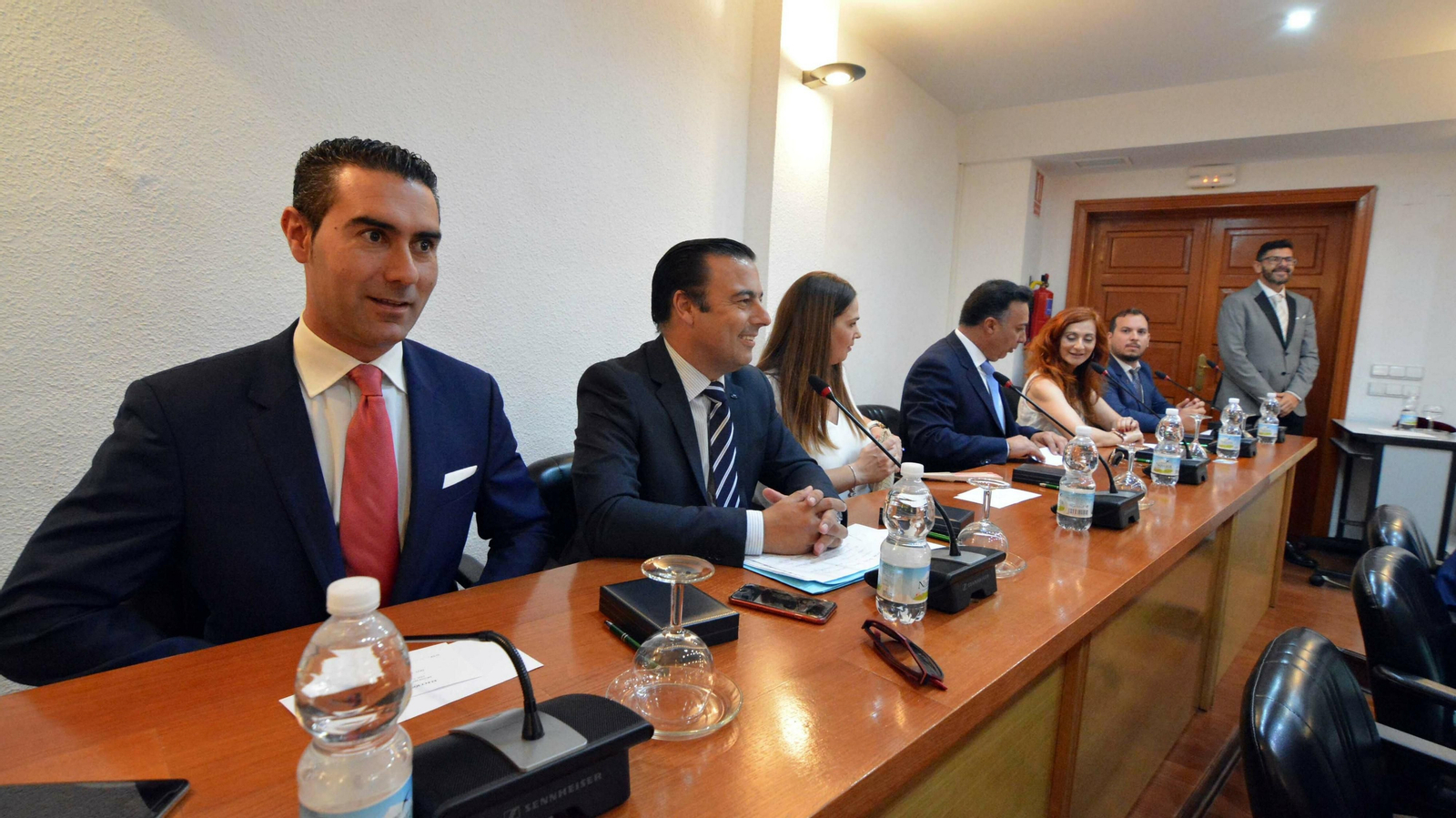 El Pleno de investidura de los Barrios en imágenes