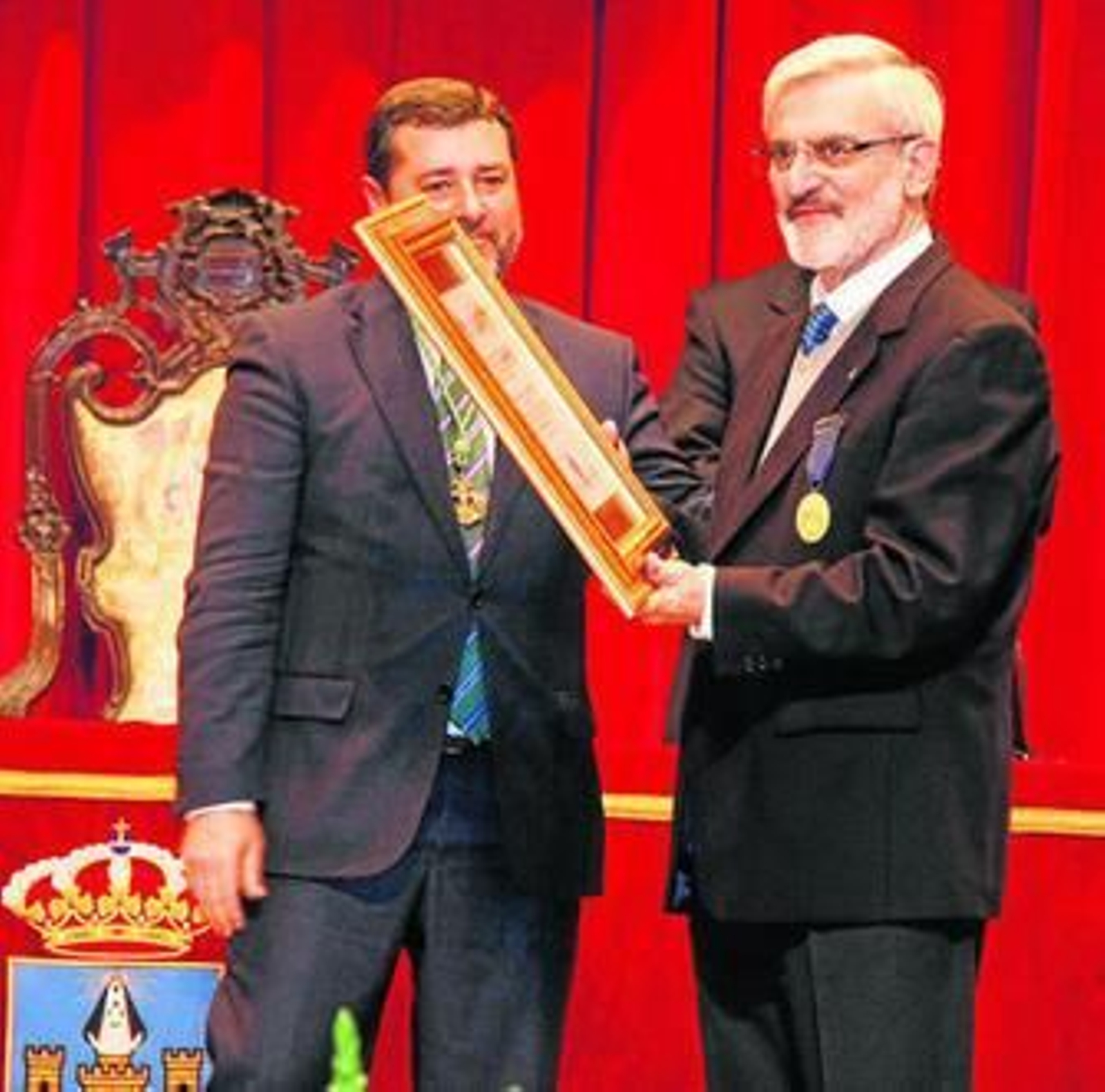 El padre Luis Aparicio, recogiendo el galardón.