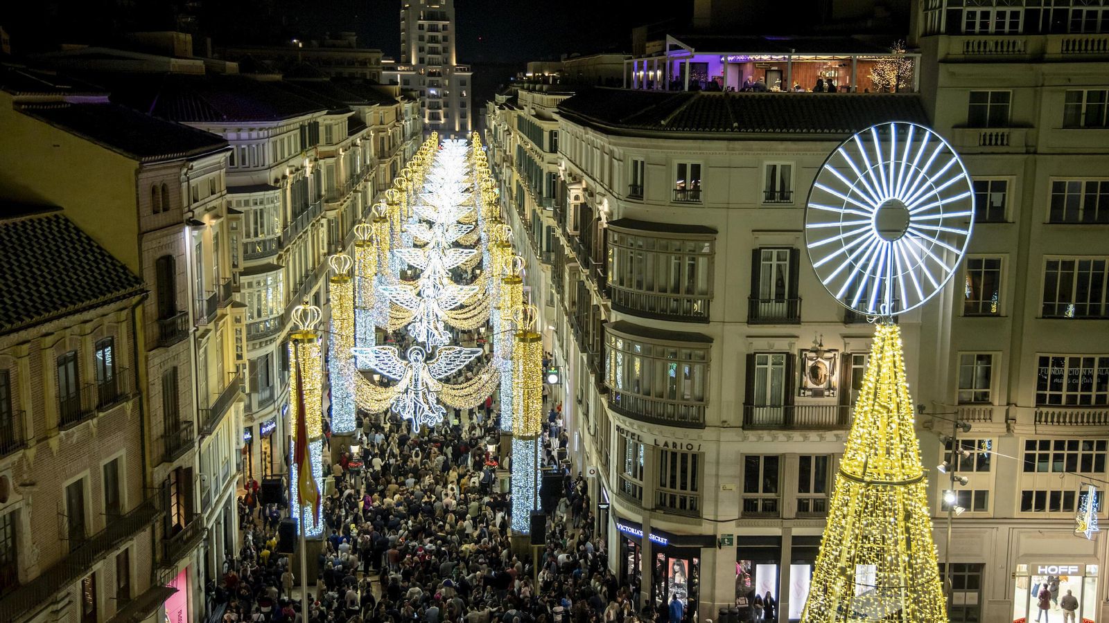 La calle Larios con el alumbrado navideño vista desde la plaza de la Constitución.