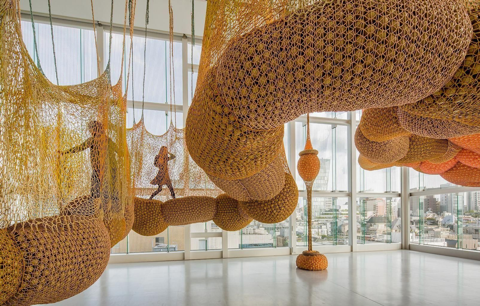 Una de las enormes instalaciones del artista brasileño Ernesto Neto.