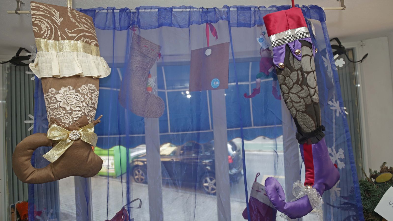 Venta de productos navideños solidarios de Apadis en Algeciras