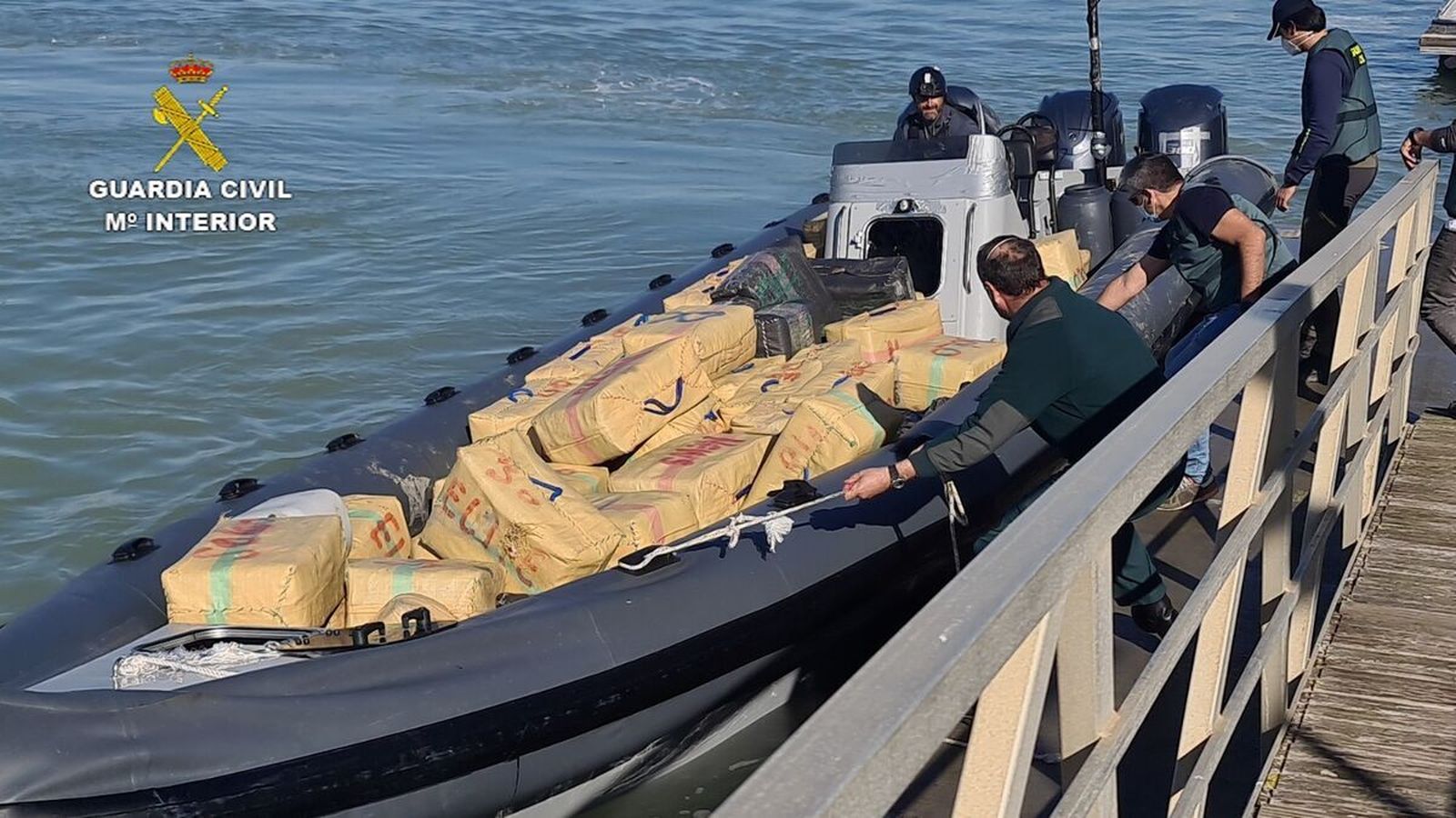 Una de las ‘gomas’ interceptadas por la Benemérita en la ‘Operación Baree’.