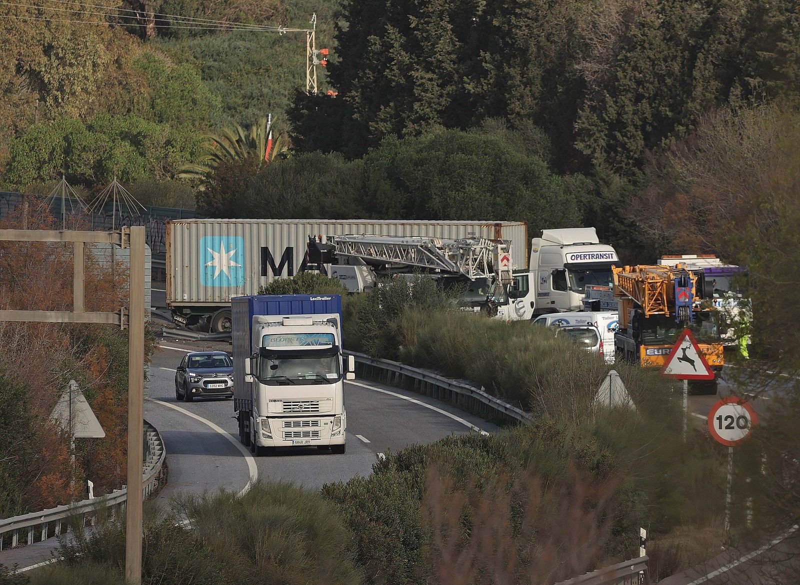Fotos del camión accidentado en la A 381