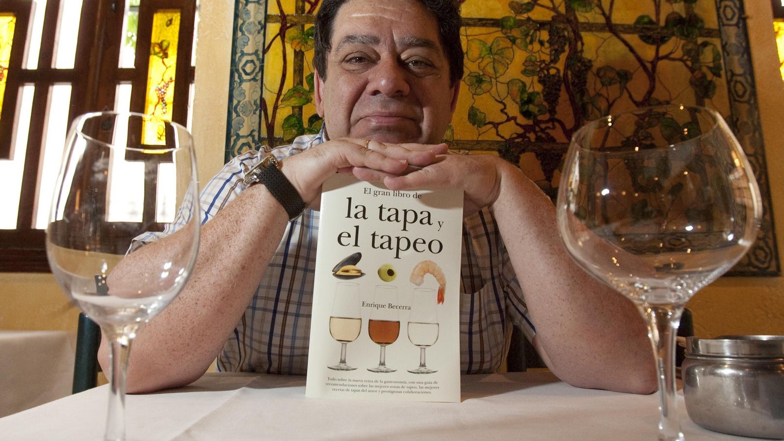 Enrique Becerra, en una imagen de archivo con uno de sus libros que ha escrito.