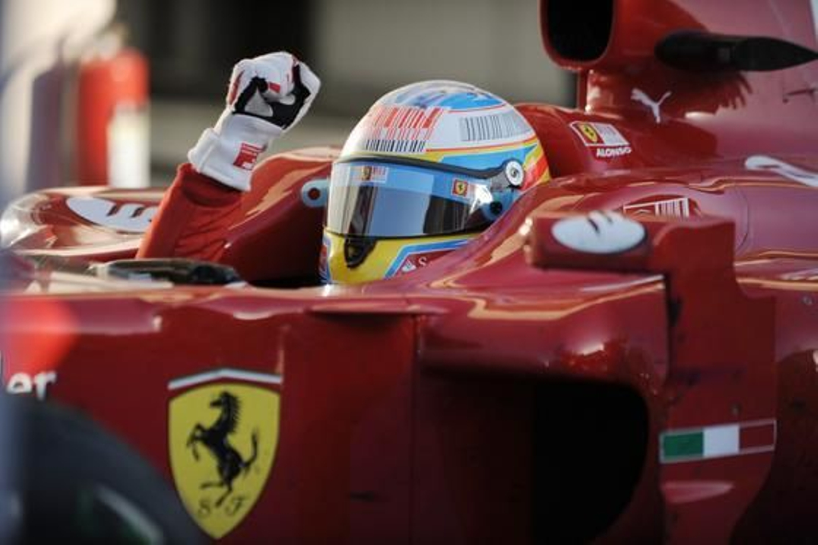 Fernando Alonso gana su primera carrera como piloto de Ferrari en Bahrein. / AFP