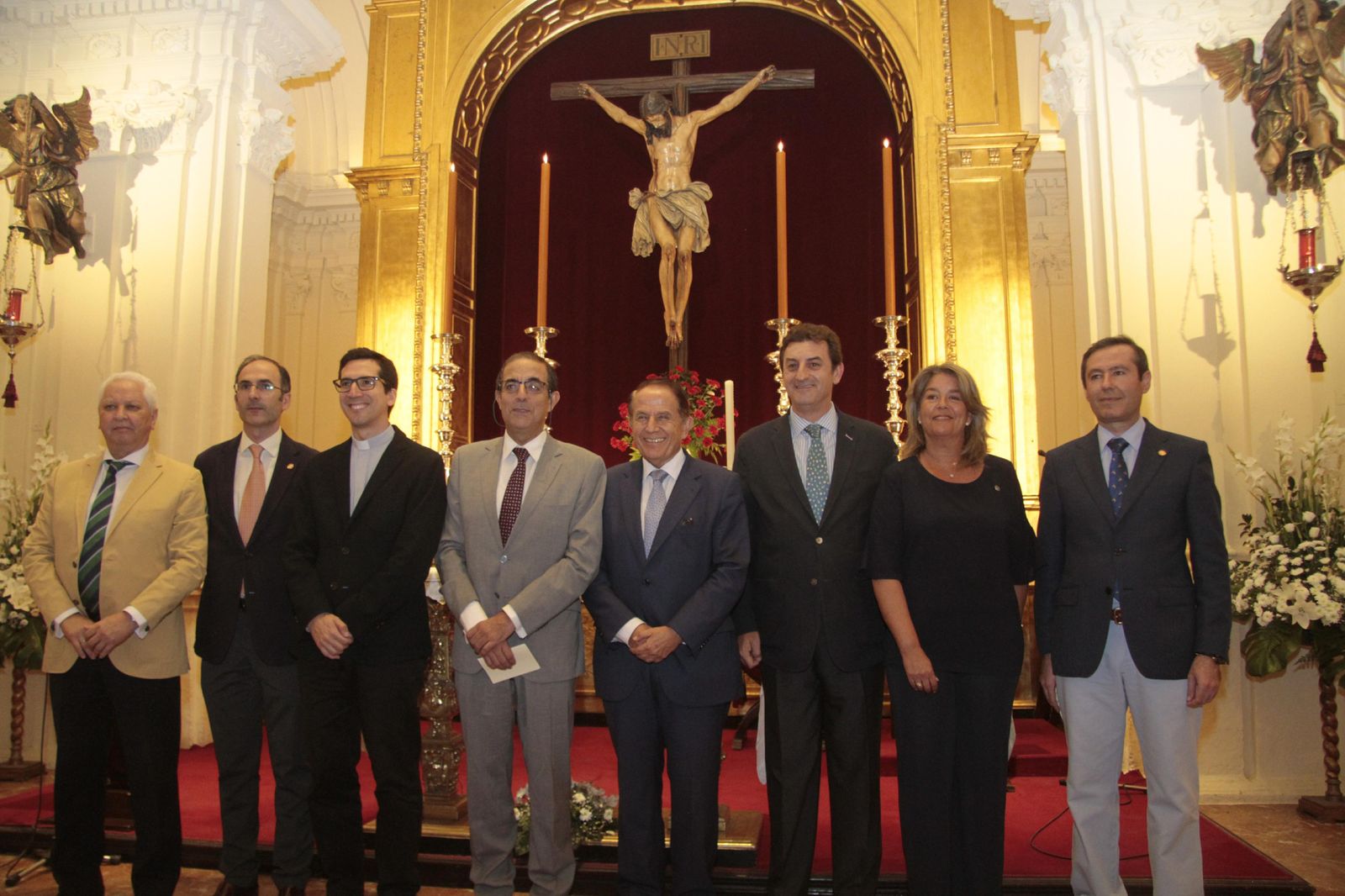 Antonio Pascual, presidente de la Fundación, en el centro, flanqueado por el rector, Miguel Ángel Castro, y el hermano mayor, Jesús Resa. Aparacen con el director del Sarus, Álvaro Pereira; Elena Cano, vicerrectora de Relaciones Institucionales; Luis Méndez (Universidad de Sevilla), el vicepresidente del Consejo, Antonio Piñero, y Pedro García Vázquez (Universidad de Sevilla).