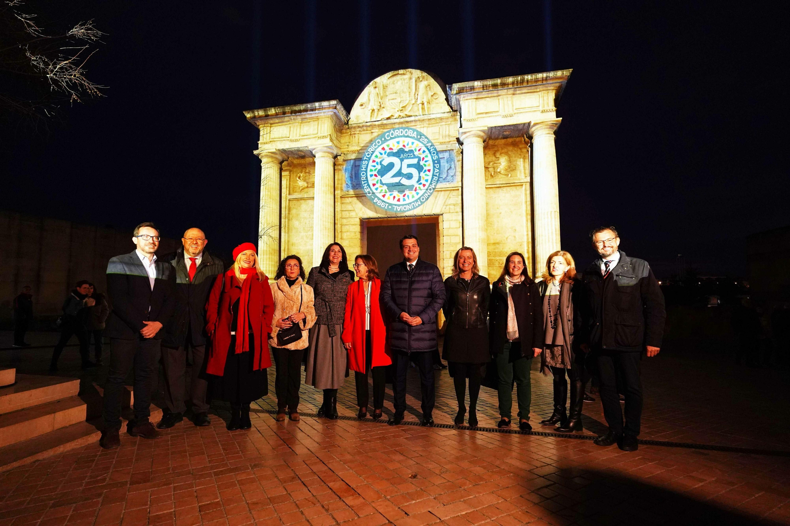 El alcalde y concejales del Ayuntamiento, delante del 'mapping' de la Puerta del Puente.