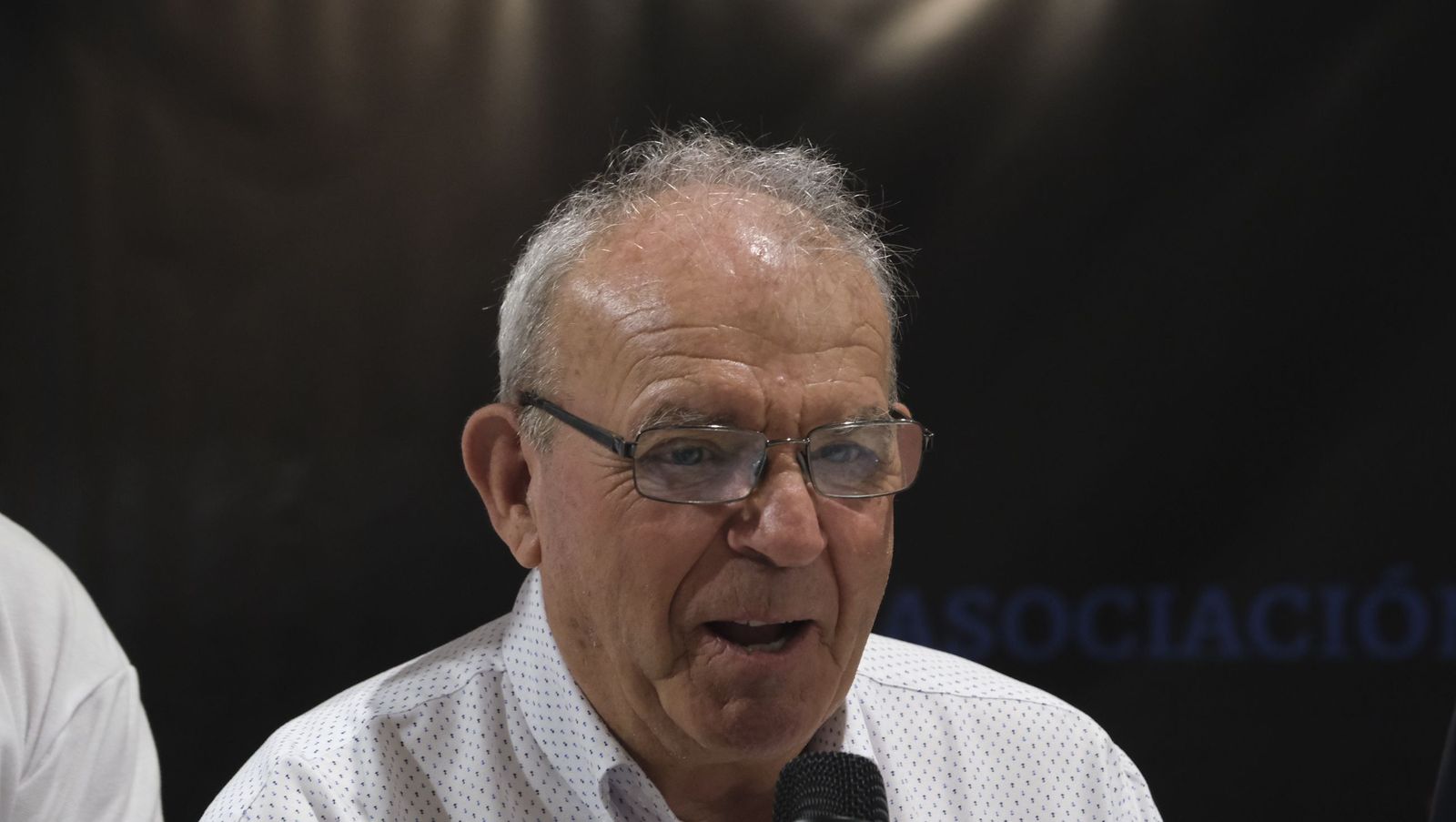 Antonio Bonilla toma la palabra durante su intervención en la presentación de un acto.