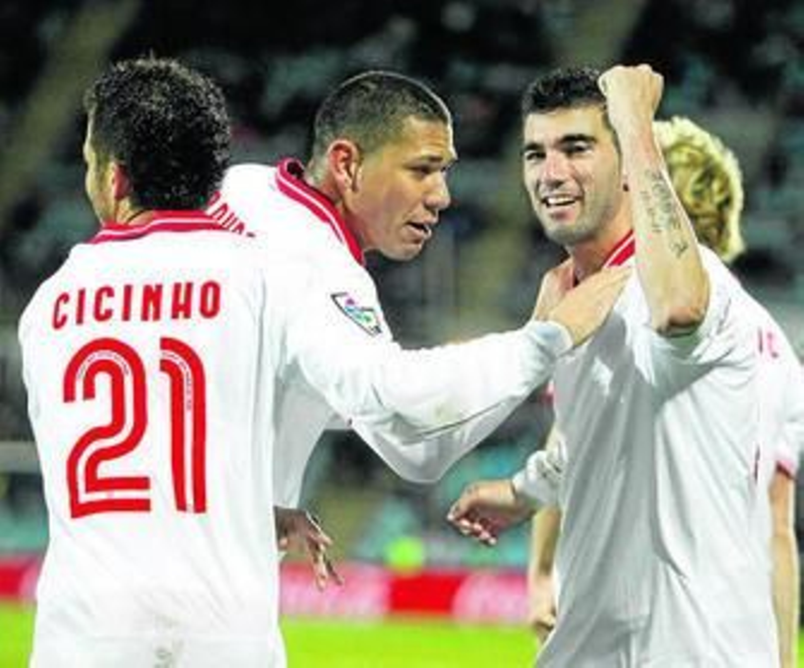 Los jugadores del Sevilla, tras fallar claras ocasiones, celebran con Reyes su tanto.
