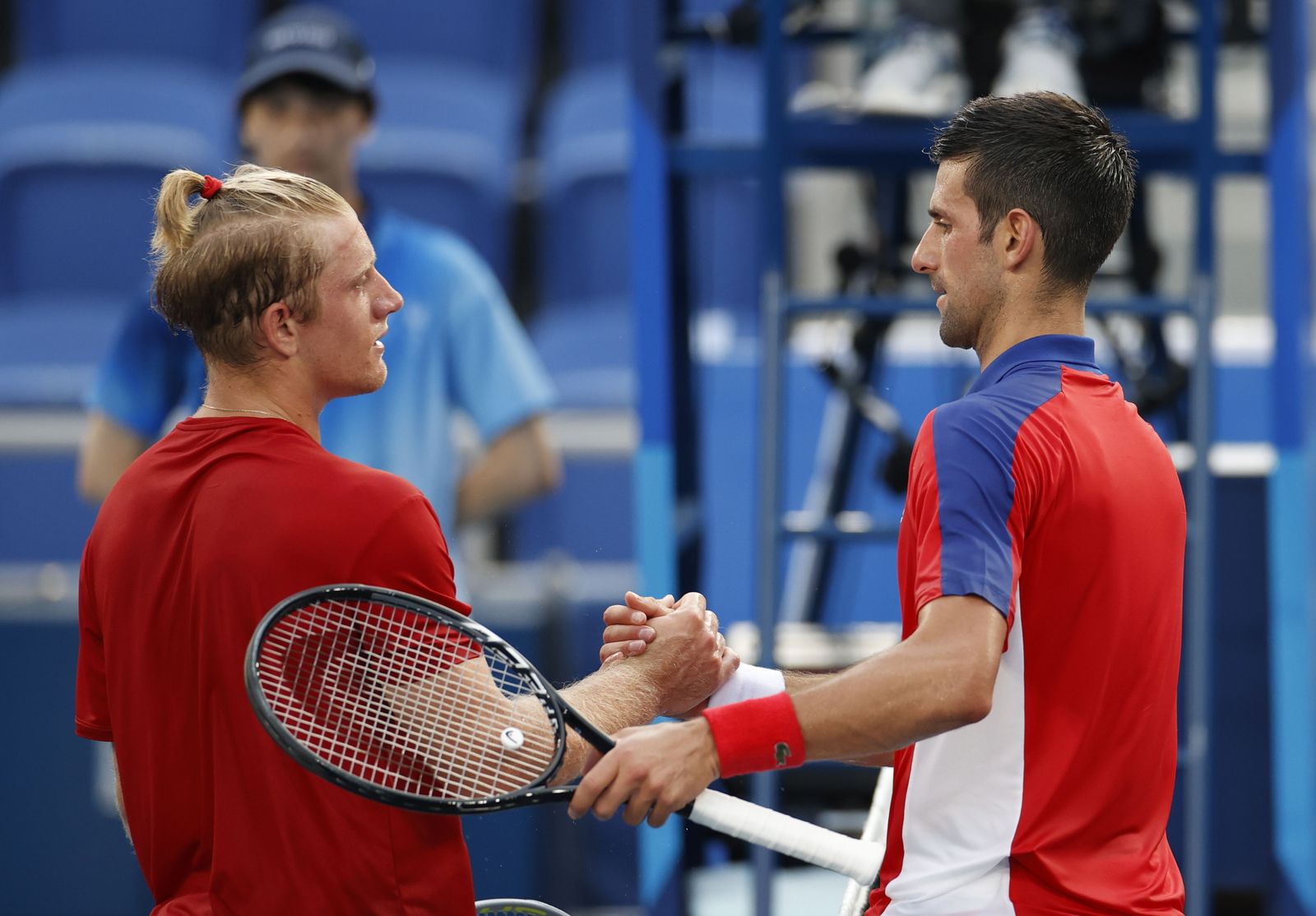 Davidovich y Djokovic, al acabar el partido.
