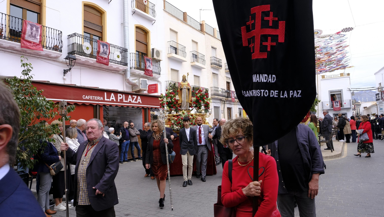 Imágenes de la procesión y paella solidaria en las Fiestas de Abla