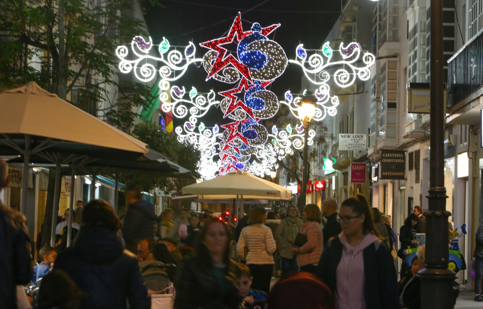 Alumbrado navideño del pasado año en una calle céntrica de la ciudad.