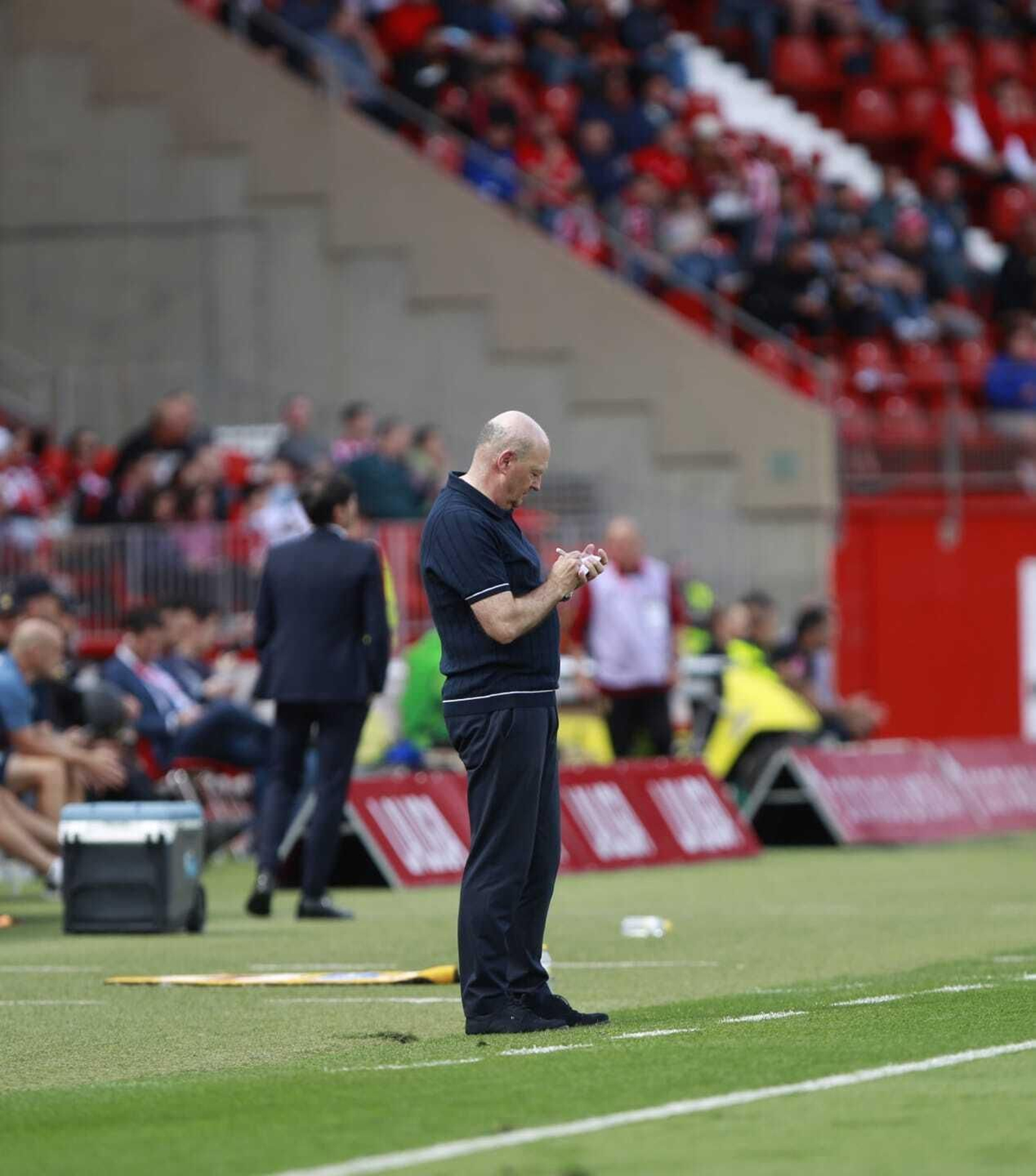 Pepe Mel apunta algunas notas en el trascurso de este partido.