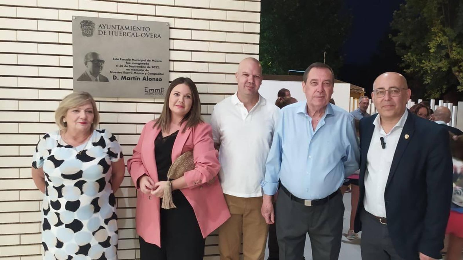 Familiares del ilustre músico y compositor Martín Alonso junto al alcalde.