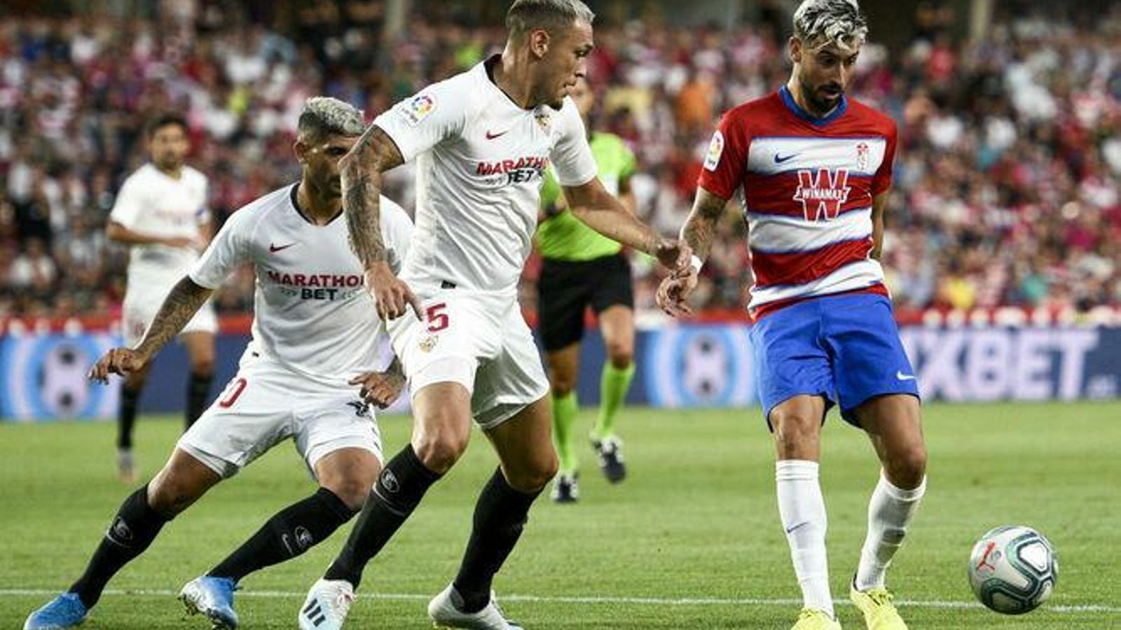 Banega y Lucas Ocampos hostigan a Vadillo.