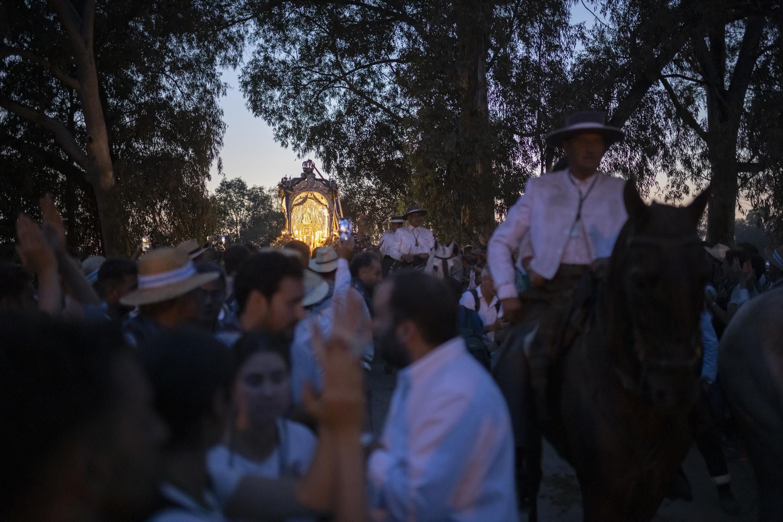 El Rocío 2023: Imágenes de la entrada de la Hermandad de Huelva en El Rocío