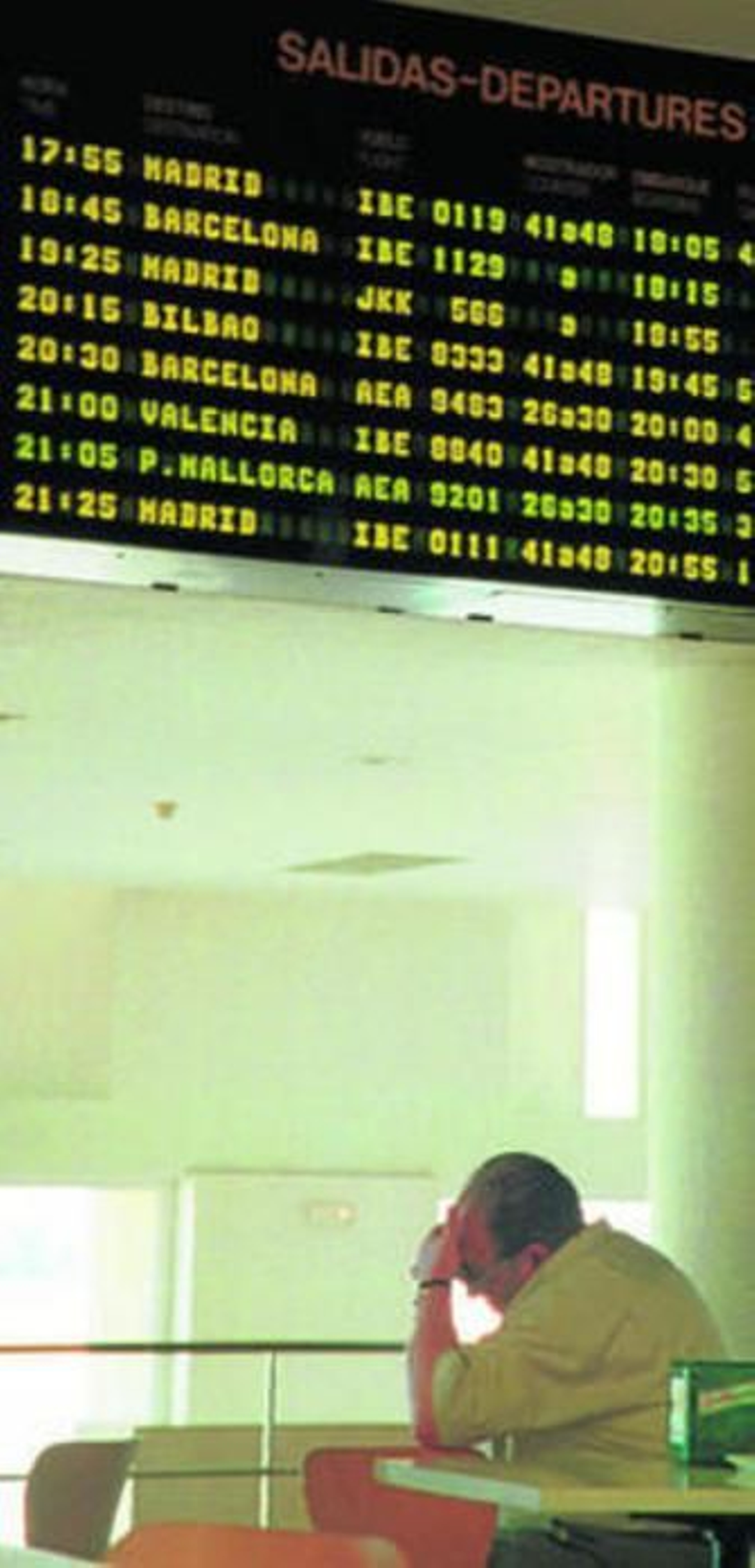 Un pasajero espera en el aeropuerto de Sevilla.