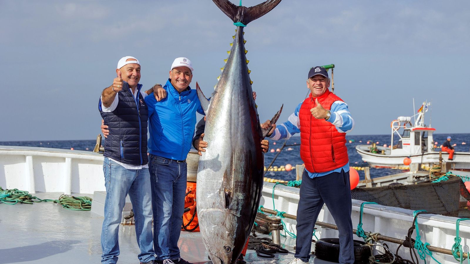 Pedro Muñoz, de Petaca Chico, junto a los hermanos Paco y Pepe Ruiz ayer en Barbate.