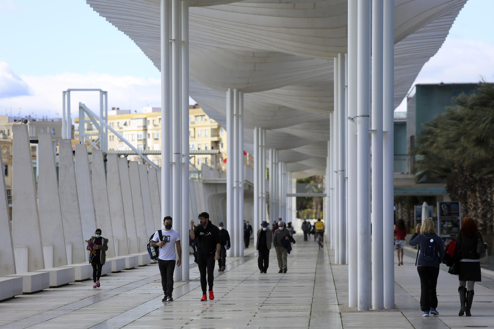 Personas paseando en el puerto de Málaga esta semana.