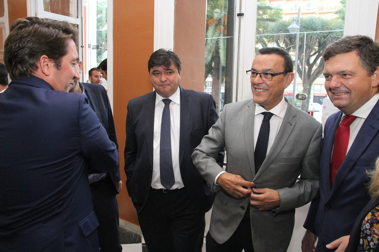 Imágenes de la conferencia y desayuno-coloquio de Gabriel Cruz, alcalde de Huelva