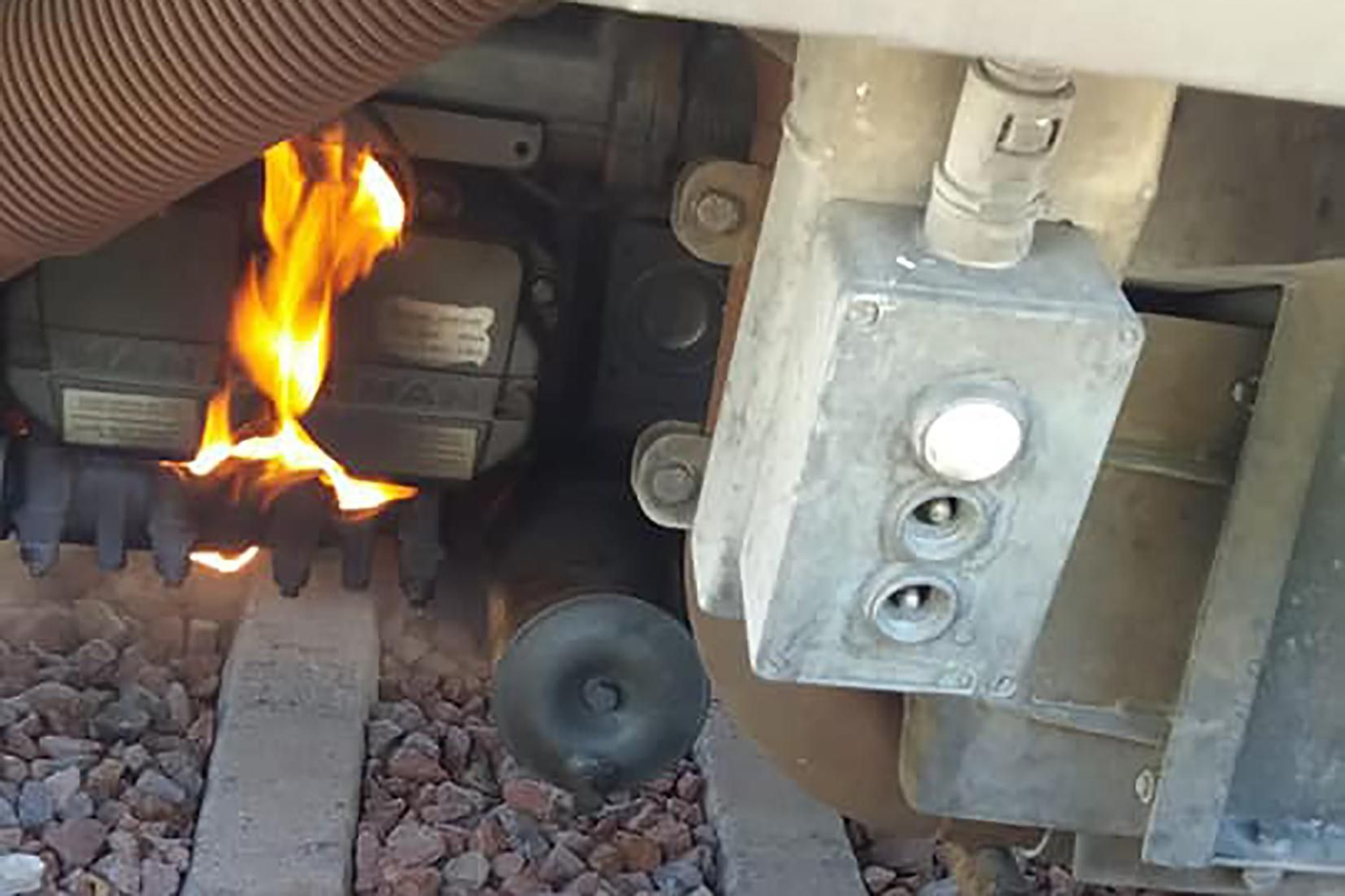 Imagen de las llamas bajo el tren