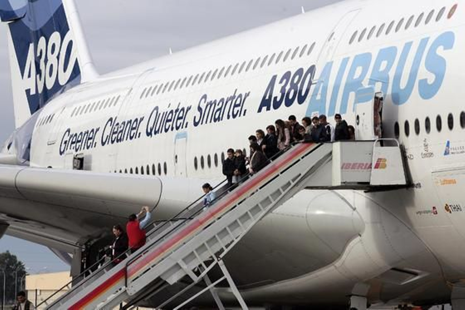 Airbus Military reunió en San Pablo y Tablada a 30.000 familiares y amigos de sus empleados en el denominado Día de la Familia, en el que visitaron las instalaciones de la empresa y diferentes aviones.

Foto: Juan Carlos Muñoz
