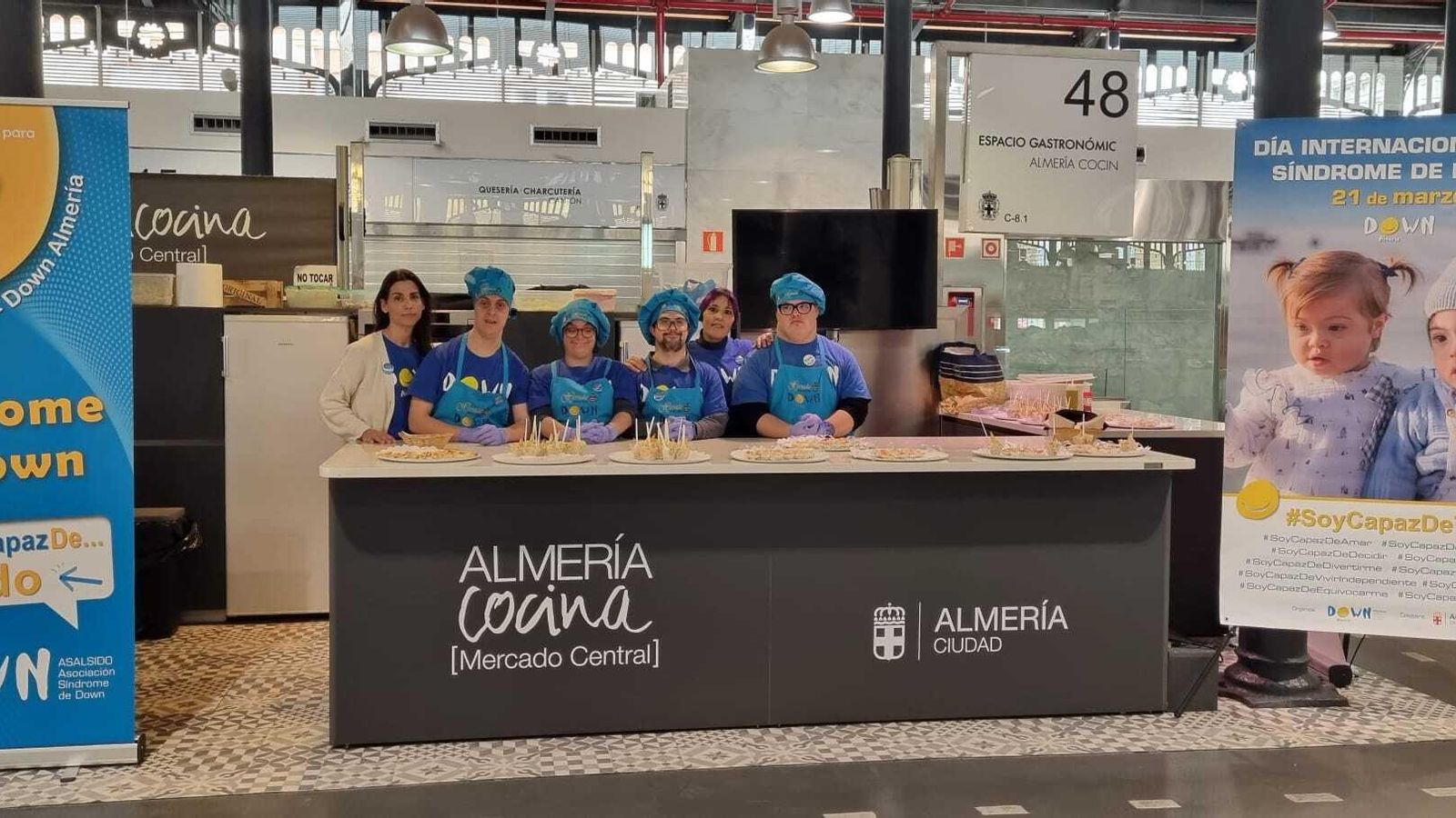 Los alumnos del taller de cocina protagonizan un showcooking en el Mercado Central de Almería en el que han elaborado tapas que han degustado los asistentes.