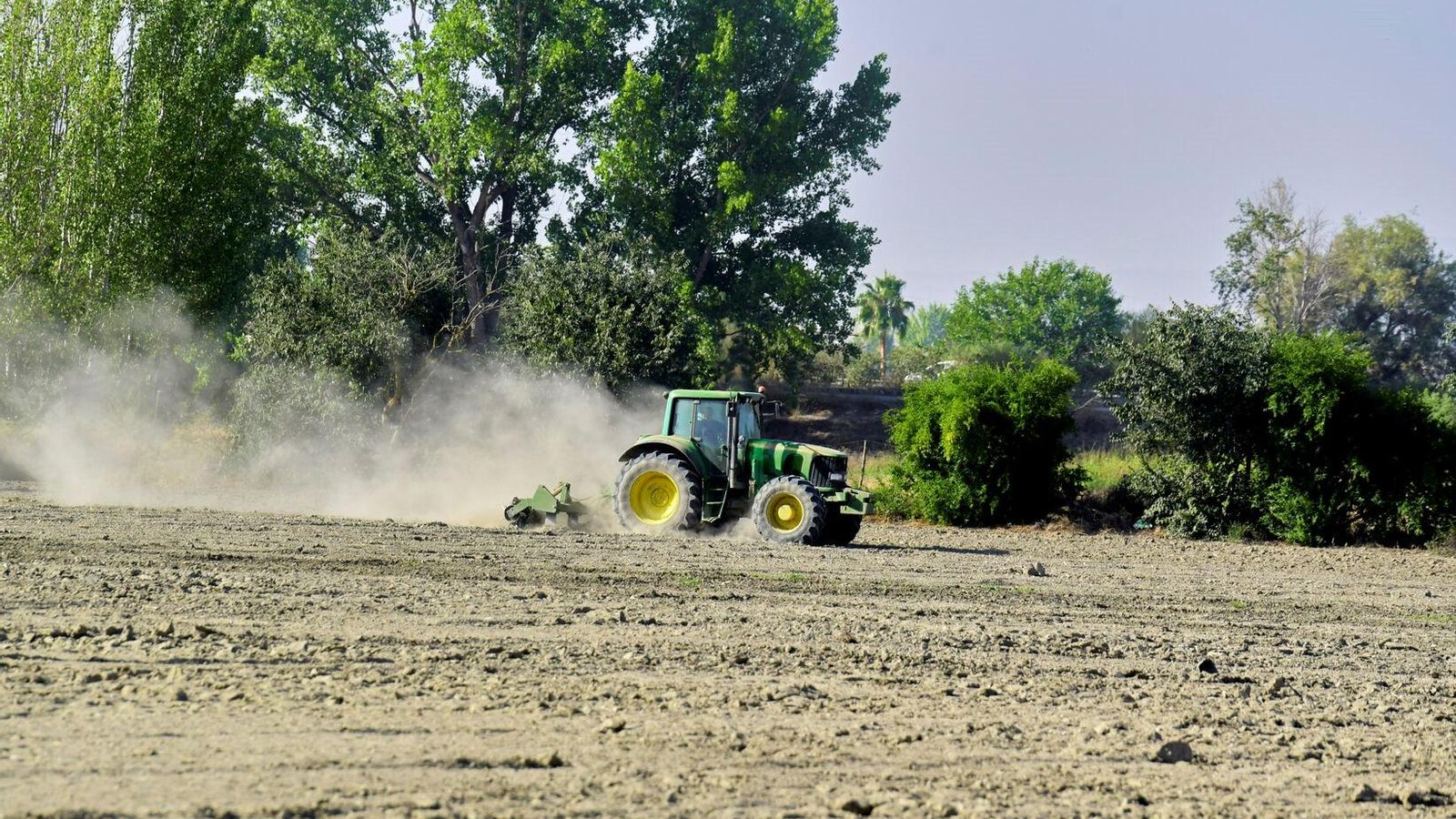 Un tractor en un campo de cultivo. Un tractor en un campo de cultivo.