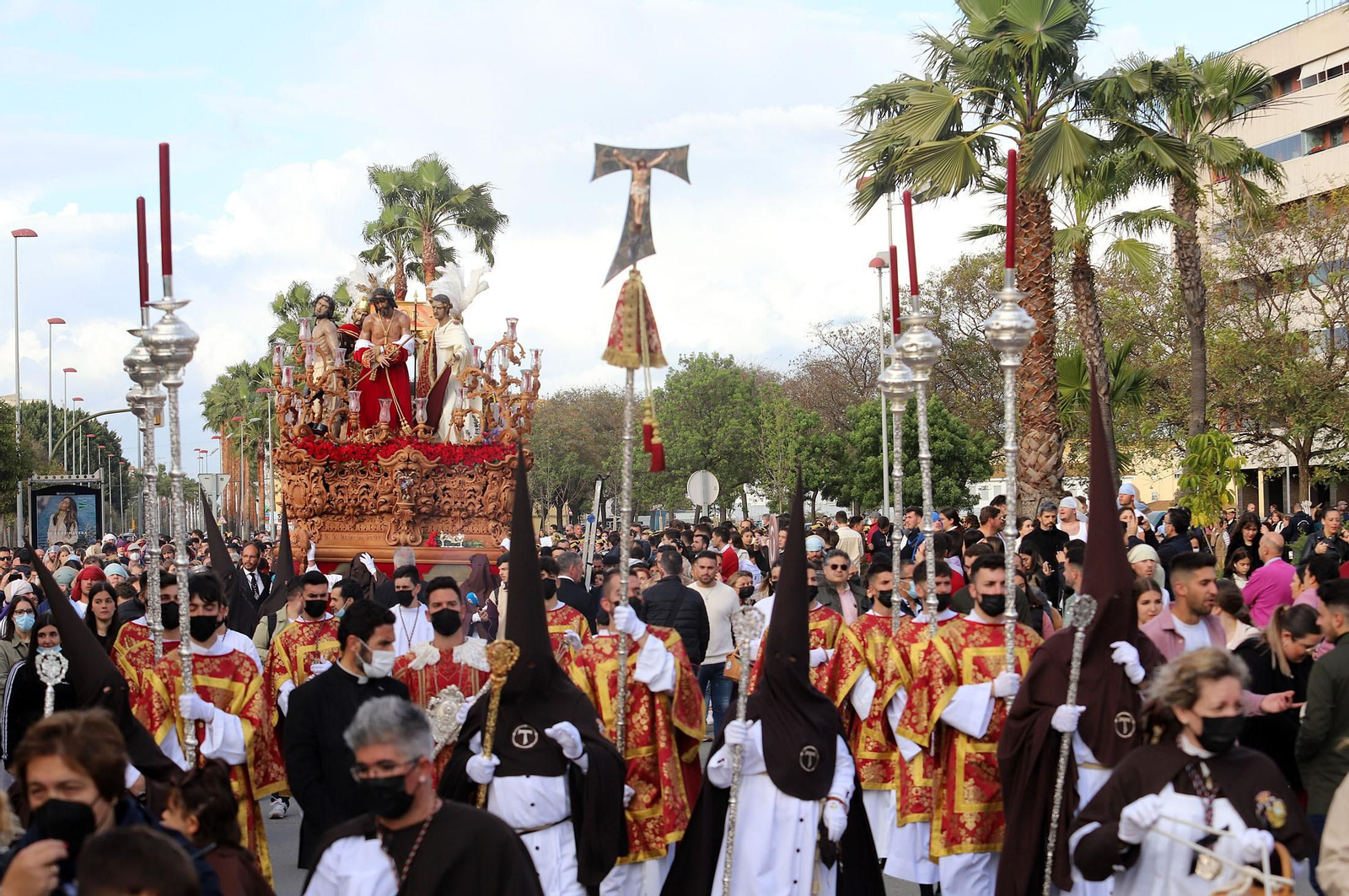 Imágenes de la procesión de La Sentencia por las calles de Huelva