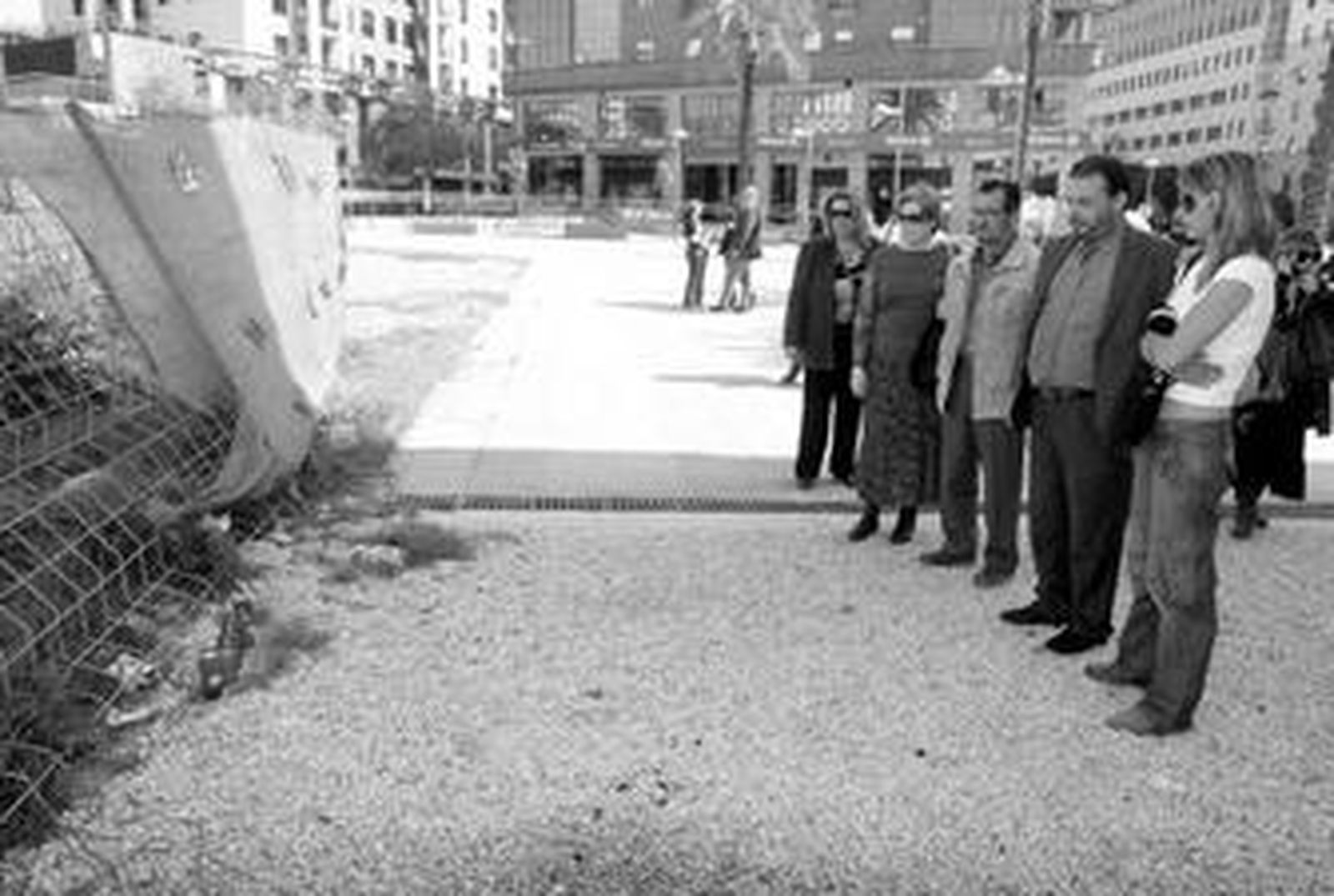 La hija de Pedro Martínez y miembros de Sine Domus depositaron velas.